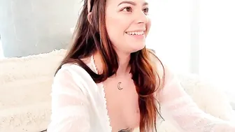 ziafox Pretty chick fucks pussy with phallus