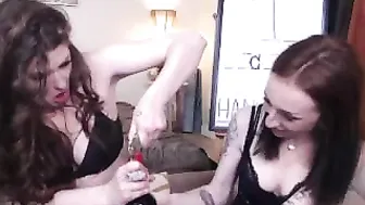 robyn___ handjob lying on the bed