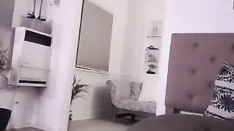 robyn___ Luxurious queen takes off her underwear