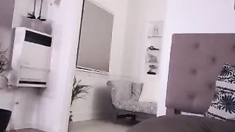 robyn___ Luxurious queen takes off her underwear