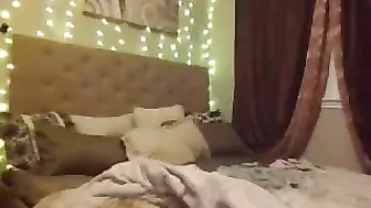 robyn___ Sexy hottie fucks both holes