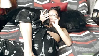 shawn_geni Experienced prostitute plays with her hands