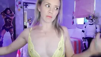 missjade Busty babe gently pulls pussy