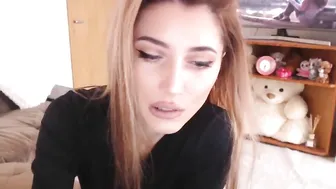 bonnbon Chick in stockings erotic masturbates