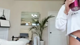 skylerlo Tender small fucks herself in the pussy