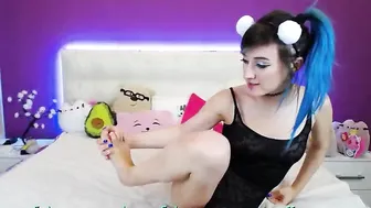 bdayroxycat Slut fucks the cap with his fingers