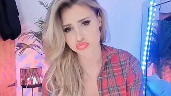 ella_silver Lustful babe caresses herself with fingers