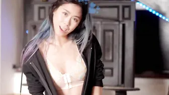 joey_kim Shaggy slut caresses shaved cunt