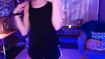 posie pulls pussy to orgasm