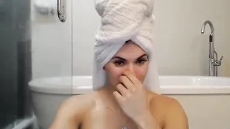 aspenrae fucks cunt with fingers
