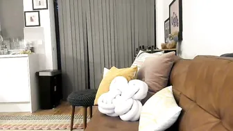 saylemuk Juicy wench plays her pussy through panties