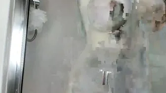 amberj Cutie plays with pussy