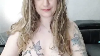 missdivinna Crazy lady twirls juicy booty