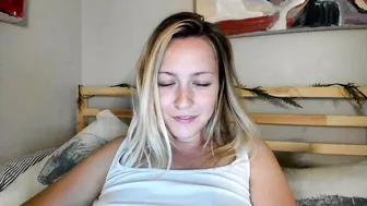 texasthicc adorable lady caresses shaved cunt