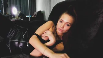tia__moon loves himself in two holes