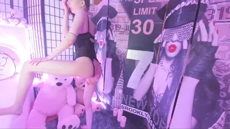 vany_love dancing at the pole