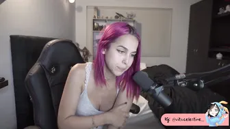laura_cornett loud female squeals from a great handjob
