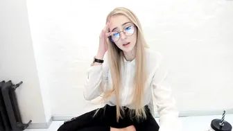 guest324 beauty pulls the clitoris with a vibrator