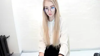 guest324 beauty pulls the clitoris with a vibrator