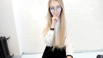 guest324 beauty pulls the clitoris with a vibrator