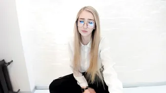 guest324 fiercely jerking off her fat pussy