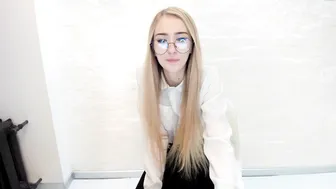 guest324 fiercely jerking off her fat pussy