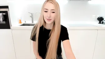 guest324 fucks herself in red dildo