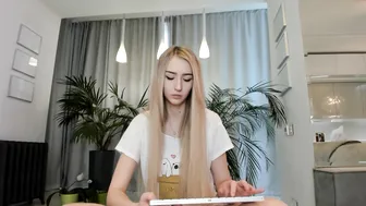 guest324 shy fan shows shaved cunt