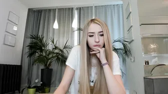 guest324 shy fan shows shaved cunt