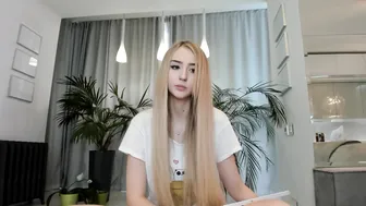 guest324 shy fan shows shaved cunt