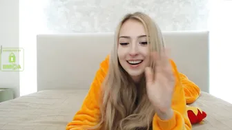 guest324 busty hottie caresses shaved pussy