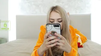 guest324 busty hottie caresses shaved pussy