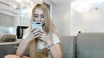 guest324 babe plays with rubber dildo