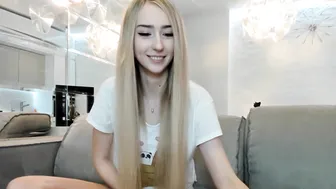 guest324 babe plays with rubber dildo