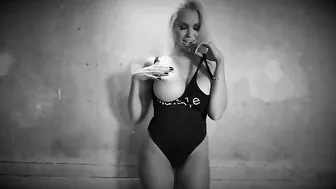 Cara_Brett showy pussy