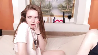 w0wgirls confused pulls both holes