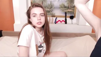 w0wgirls gorgeous chick jerks off her pussy with phallus