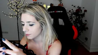 kimilee22 sexy wench jerks off her pussy with a phallus