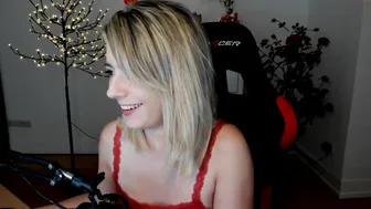 kimilee22 sexy wench jerks off her pussy with a phallus