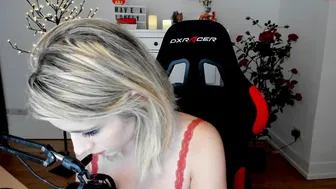 kimilee22 sexy wench jerks off her pussy with a phallus