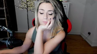 kimilee22 attractive chick diligently licks dildo