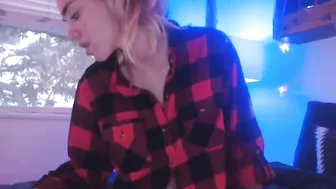 nikiskyler_ desired woman fucks herself with fingers