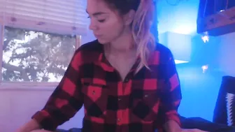 nikiskyler_ desired woman fucks herself with fingers