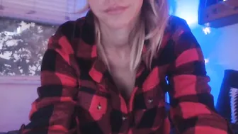 nikiskyler_ desired woman fucks herself with fingers